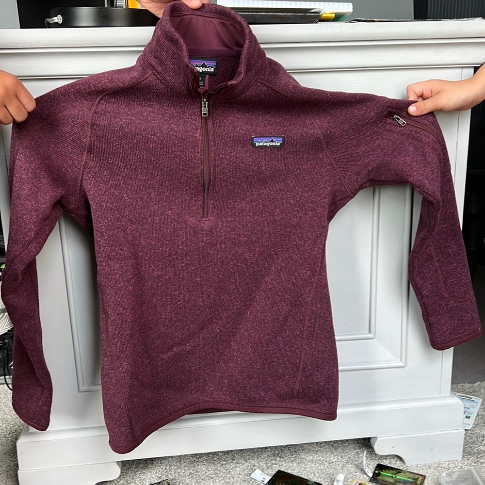 Patagonia pullover burgundy color. Women Small